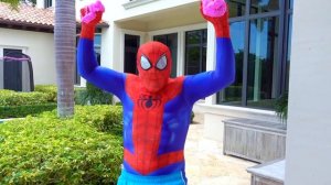 Настя и папа делают слизь из яркого блестящего клея