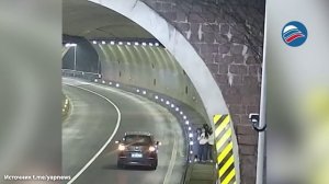 Секунды до катастрофы: грузовик протаранил легковушку, которая заглохла на дороге