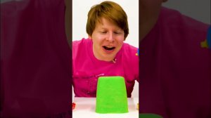 Фокус-покус! Игра для детей: что спрятано под ведёрками? #длядетей #песочница #игрушки