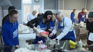 Масленица пришла: депутаты и общественные деятели попробовали студенческие блины