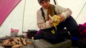 У ПЛОТВЫ НАЧАЛСЯ ЖОР! ЛОВЛЮ РЫБУ И ЖАРЮ НА СКОВОРОДЕ РЫБАЛКА ЗИМОЙ