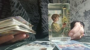 Что происходит в его жизни прямо сейчас? Расклад Таро