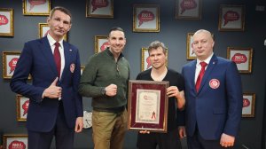 100 и 1 минута: ставим рекорд по удержанию планки с утяжелением 20 кг