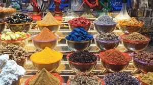 Яркие специи и непонятно что ещё на дубайском рынке.