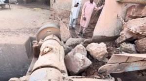 Массивная дробилка для каменных блоков!