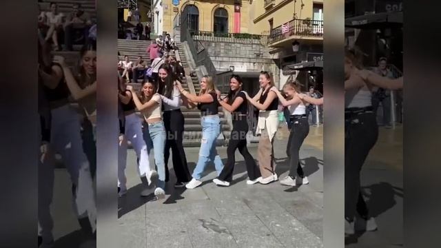 Подняла настроения прохожим 😁 смотреть онлайн