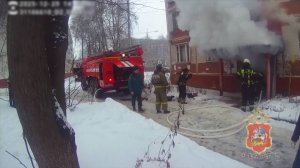 В Дмитрове сотрудники Госавтоинспекции спасли пожилую женщину из горящего дома