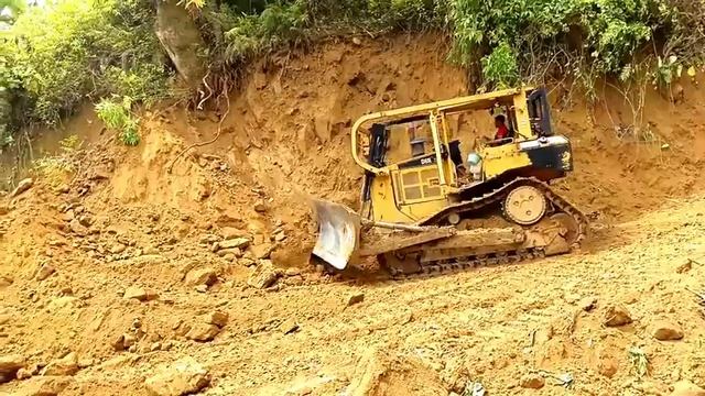 Новейшая техника, режущая холм бульдозером D6R XL, расширяет дорогу смотреть онлайн
