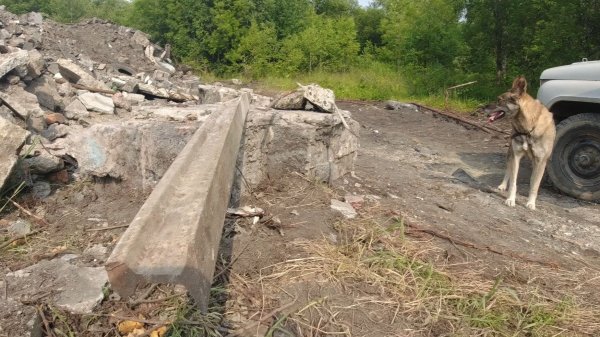 Рельсы Трубы Арматура на руинах старого здания