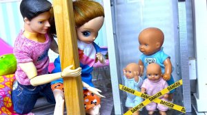 НАШЛИ СЕКРЕТНЫЙ ЛИФТ ДОМА Катя и Макс веселая семейка! Куклы Барби мультики Даринелка