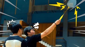 Расслабьтесь и выполняйте плавный удар! Советы по ударам в бадминтоне