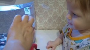 Ева наблюдает за рыбками.