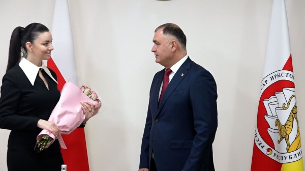 Президент Алан Гаглоев вручил сотрудникам Акционерного Сберегательного банка государственные награды