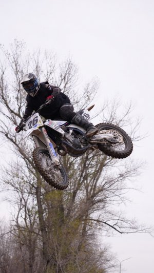 Челлендж, кто проедет под лентой техничнее? До конца!