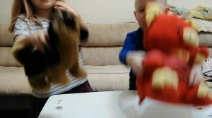 гонщик и свинка поют песенки