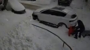 В Перми на женщину рухнул огромный пласт снега: жуткий момент попал на камеру видеонаблюдения

Пермя