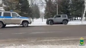 В Приморском крае сотрудники Госавтоинспекции помогли водителю выбраться из снежного заноса