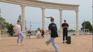 Как шаффл она танцует, одна, на речки берегу, всякий,  увидев, восхитится, и я иначе не могу