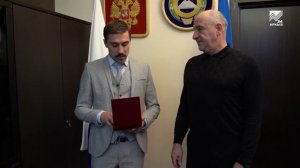 Глава КЧР вручил Диме Билану нагрудный знак за звание Народного артиста Карачаево-Черкесии