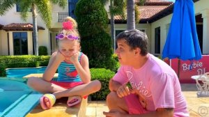 Настя и папа собираются плавать в бассейне. История дл