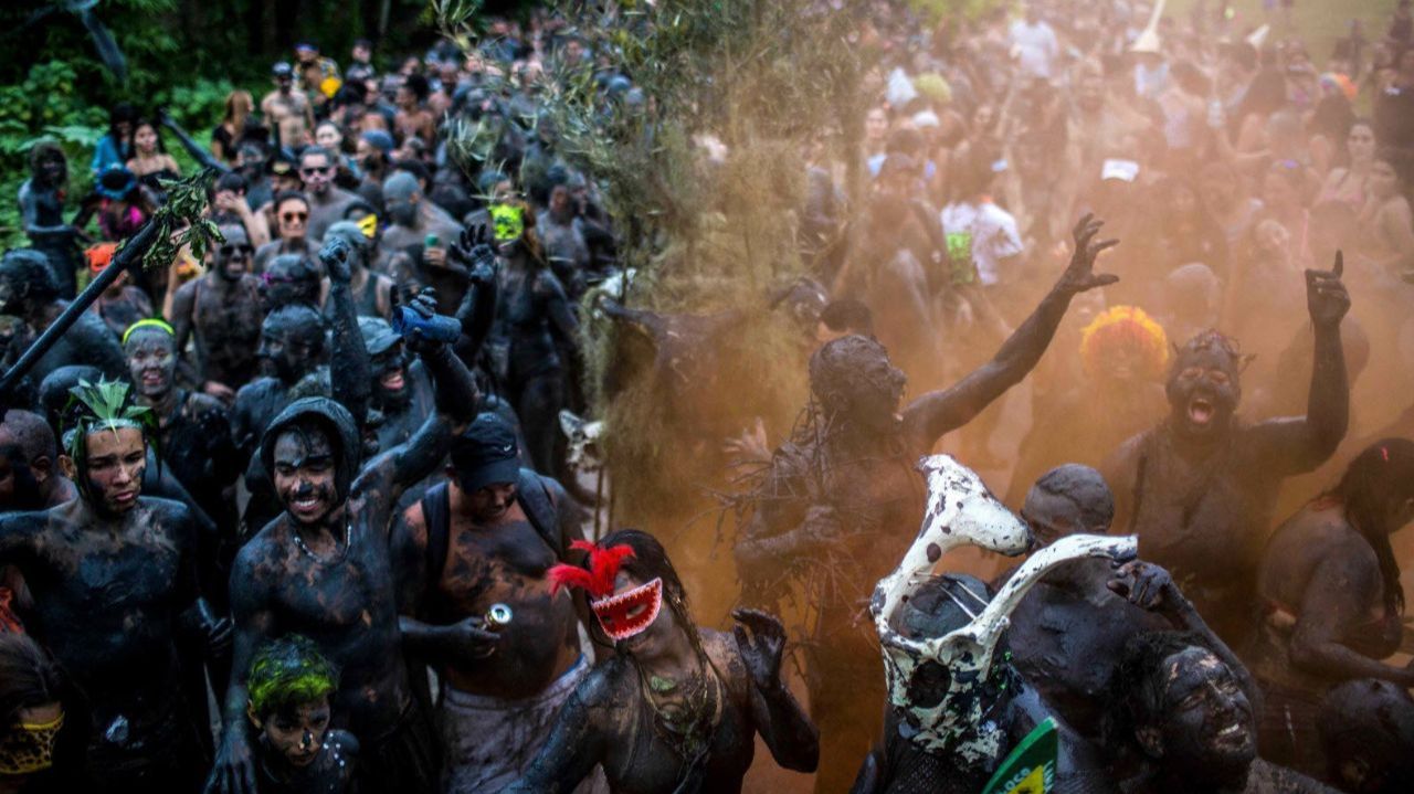 Люди обмазываются грязью и танцуют на пляже: традиционный фестиваль проходит в Бразилии смотреть онлайн