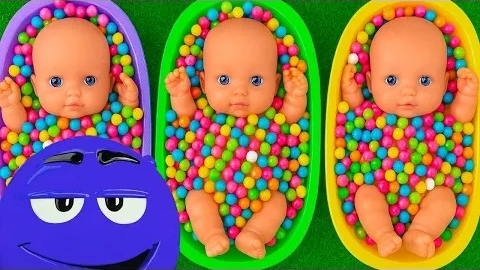 4 Минуты насыщения с тремя конфетами в радужной ванночке с нарезкой M&M's и волшебной слизью Видео смотреть онлайн