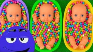 4 Минуты насыщения с тремя конфетами в радужной ванночке с нарезкой M&M's и волшебной слизью Видео