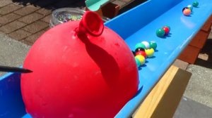 Видео для детей, Скатываем разноцветные шарики катываем шарики в крышку.#дети#видеодлядетей