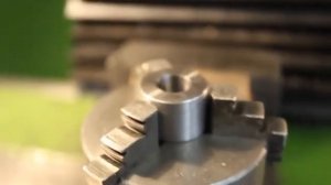Keyway slotting on universal milling machine