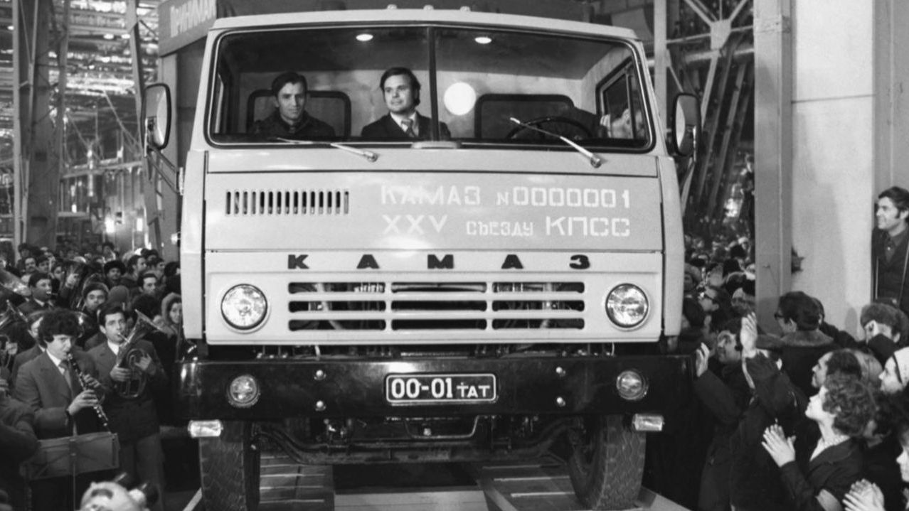 Первому автомобилю «КамАЗ» – 50 лет. История легендарного грузовика: от модели №1 до беспилотника смотреть онлайн