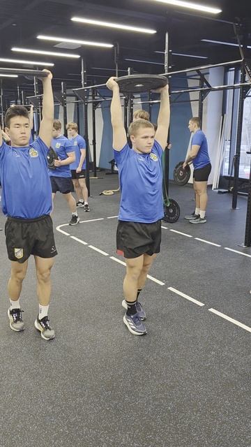 Координационное упражнение. Марш с блином над головой.