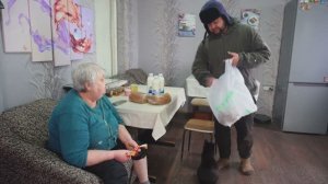 Как не стыдно 40-ка летнему безработному сыну спрашивать мелочь с мамы пенсионерки за молоко и хлеб