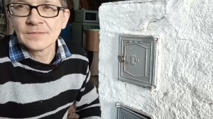 Живой звук горящих поленьев.