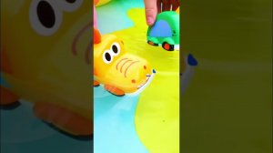 Игрушечные машинки купаются в бассейне #длядетей #машинкидлядетей #игрушки