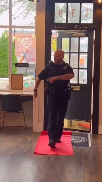 Как надо встречать посетителей кафе смотреть онлайн