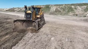 Два бульдозера Cat D9T Восстанавливают и строят Дорогу На Старой Шахте - Вид с беспилотника в 4K