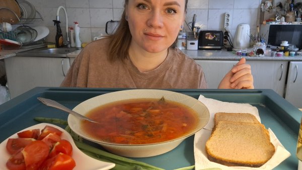 Мукбанг борщ, свежий лучок, помидорки #обед #мукбанг #фудблог