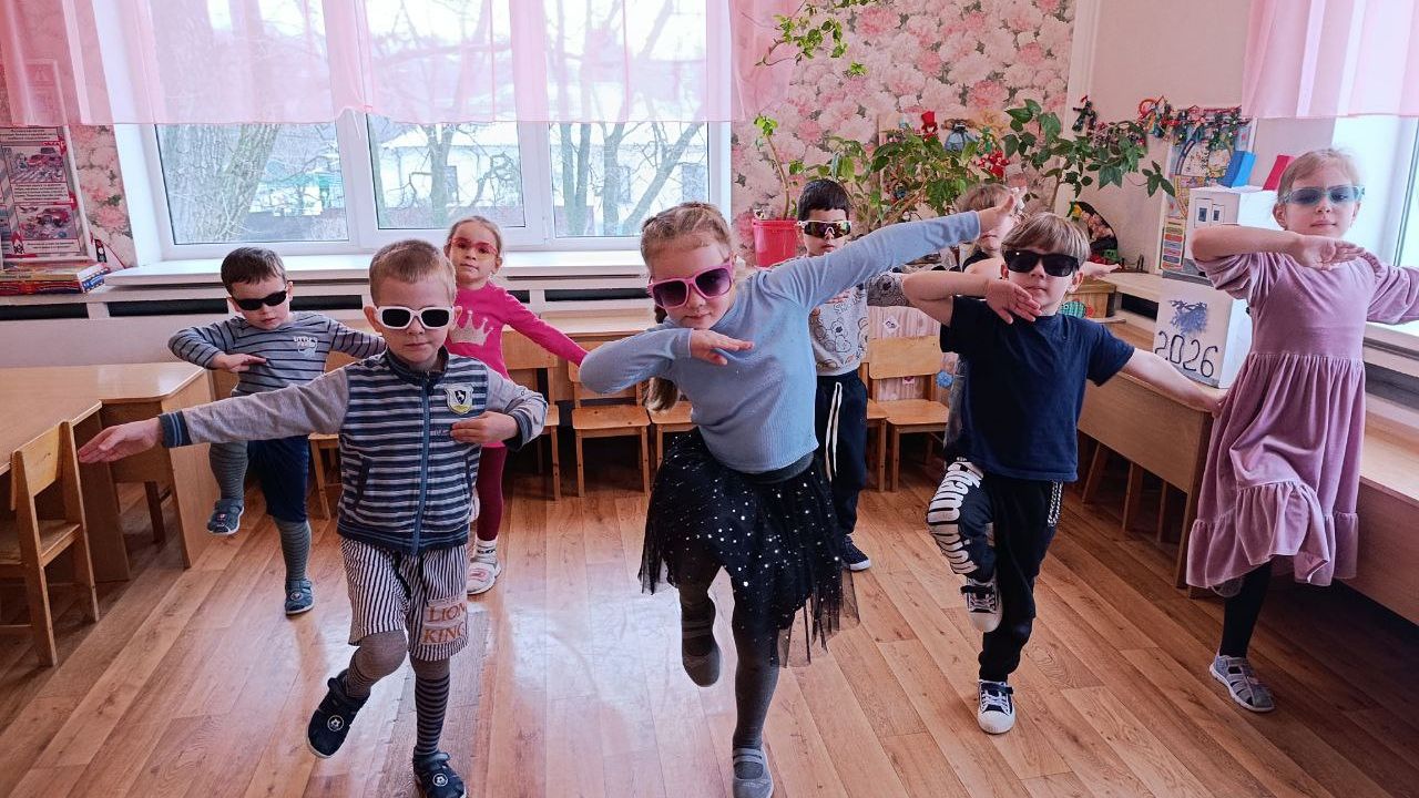 РОБОТ БРОНИСЛАВ. Весёлый танец к празднику 8-е МАРТА смотреть онлайн