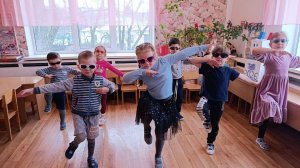 РОБОТ БРОНИСЛАВ.  Весёлый танец к празднику 8-е МАРТА