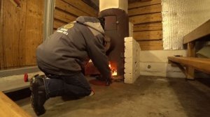 Уборка снега с крыши. Очень много его. Живем в деревне