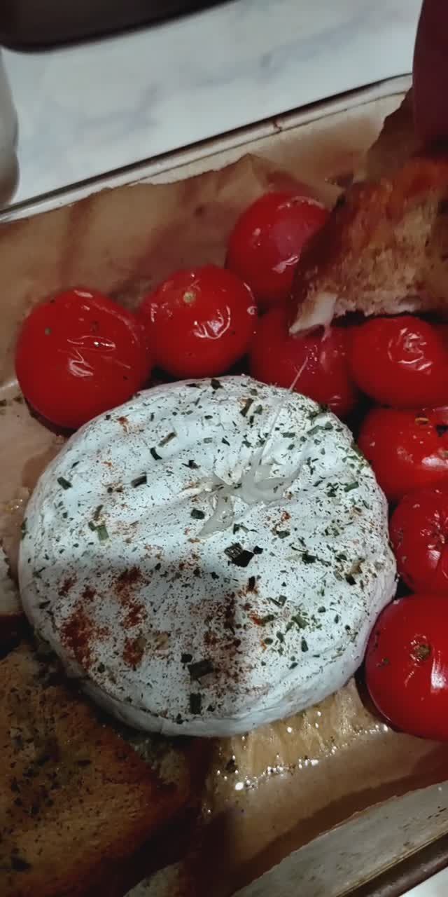 ЗАКУСКАК к Вину.Сыр,помидо т хлеб