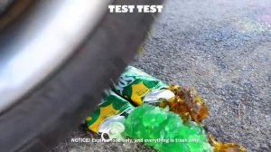 Машина_давит_предметы_колесом_1