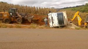 Экскаватор-погрузчик JCB погает Самосвала поднятся!