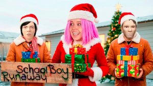 НАШЛА ВСЕ СЕКРЕТНЫЕ ПОДАРКИ ОТ РОДИТЕЛЕЙ В SCHOOLBOY RUNAWAY