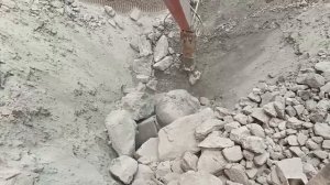 Оператор гидроразрывателя дробилки делает все возможное, чтобы она снова заработала.