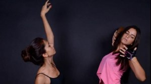 Когда танцуют две красавицы под песню романтичную, что сердцу может быть приятней, ничего, наверное