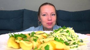 Мукбанг вареники с картошкой , салат огуречно капустный. Еда вкуснота.