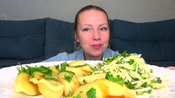 Мукбанг вареники с картошкой , салат огуречно капустный. Еда вкуснота.
