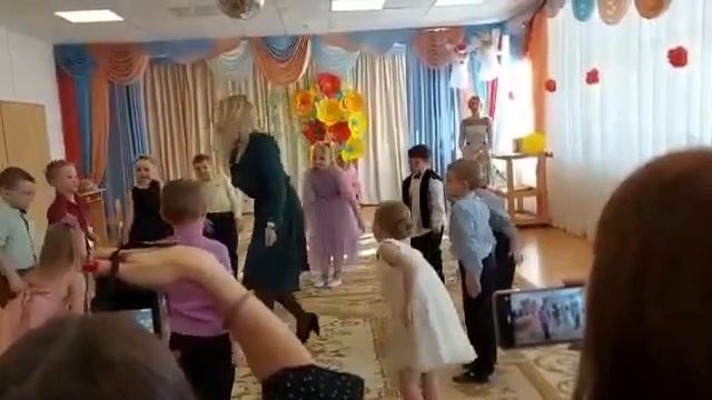 Танец-игра "Тётя Весельчак" смотреть онлайн