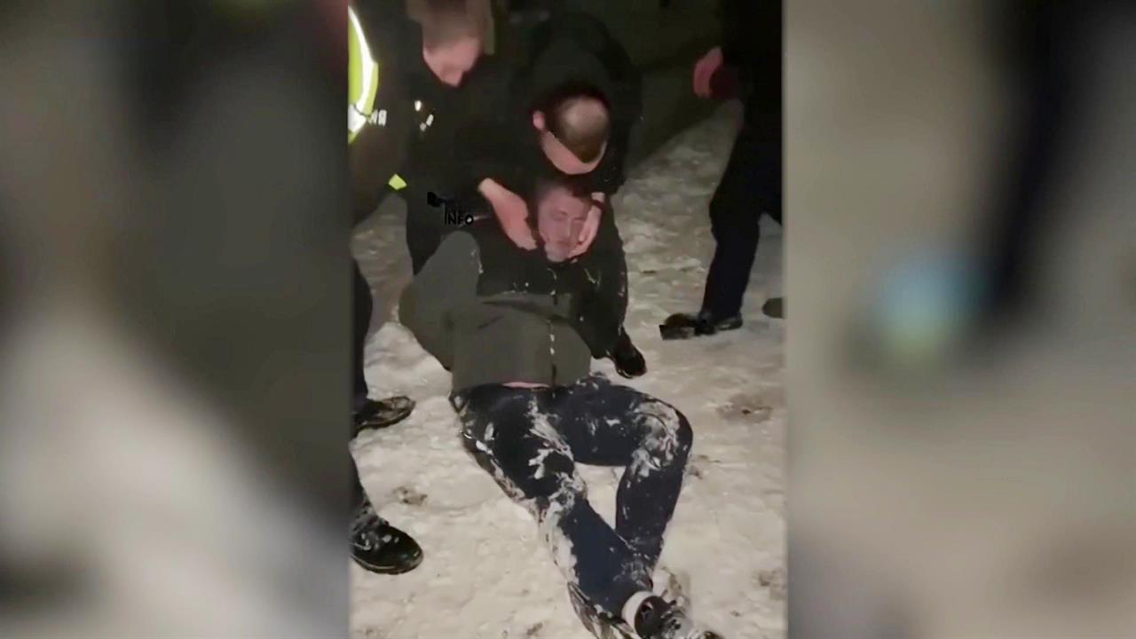 В Киеве погиб мужчина, на которого набросились сотрудники ТЦК. смотреть онлайн